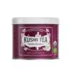 Fioletowa puszka herbaty Kusmi Tea Vanilla Rooibos z napisem "Caffeine Free" i "Organic Tea." Zawiera herbatę rooibos o smaku waniliowym, z certyfikatem USDA Organic oraz unijnym certyfikatem ekologicznym. Elegancki design z białymi zdobieniami i motywem wanilii.