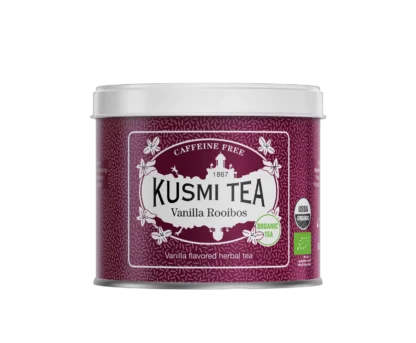 Fioletowa puszka herbaty Kusmi Tea Vanilla Rooibos z napisem "Caffeine Free" i "Organic Tea." Zawiera herbatę rooibos o smaku waniliowym, z certyfikatem USDA Organic oraz unijnym certyfikatem ekologicznym. Elegancki design z białymi zdobieniami i motywem wanilii.