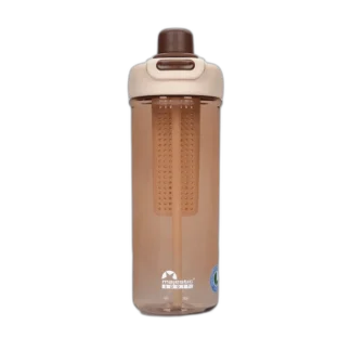 Kawowy bidon Majestic Sport Zoya o pojemności 950 ml. Półprzezroczysty korpus w ciepłym brązowym odcieniu z wkładem filtrującym umożliwia przygotowanie aromatyzowanej wody. Posiada wygodne zamknięcie typu "click-lock" w kolorze beżowo-brązowym. Idealny na co dzień, do pracy, na siłownię czy w podróży, dzięki ergonomicznej konstrukcji i dużej pojemności.