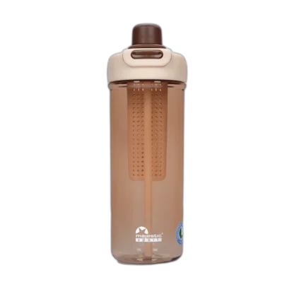 Kawowy bidon Majestic Sport Zoya o pojemności 950 ml. Półprzezroczysty korpus w ciepłym brązowym odcieniu z wkładem filtrującym umożliwia przygotowanie aromatyzowanej wody. Posiada wygodne zamknięcie typu "click-lock" w kolorze beżowo-brązowym. Idealny na co dzień, do pracy, na siłownię czy w podróży, dzięki ergonomicznej konstrukcji i dużej pojemności.