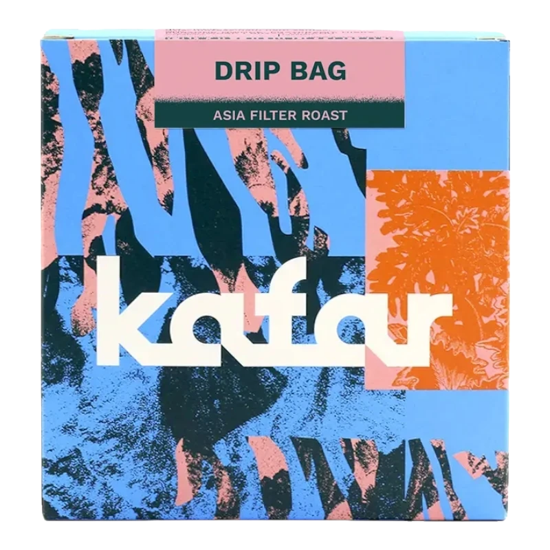 Kolorowe opakowanie kawy Kafar Drip Bag z napisem "Asia Filter Roast." Tło składa się z abstrakcyjnych wzorów w odcieniach niebieskiego, różowego i pomarańczowego, co nadaje opakowaniu nowoczesny i artystyczny wygląd. Na środku widoczny jest duży, biały napis "kafar." Produkt przeznaczony do przygotowywania kawy metodą drip, oferując wysokiej jakości azjatycką kawę w praktycznych saszetkach.