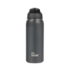 Metalowy termos Majestic Sport Delta o pojemności 750 ml w eleganckim, szarym kolorze. Posiada matowe wykończenie oraz zakręcane wieczko z przezroczystą pokrywką, która zapewnia szczelność. Na dolnej części znajduje się logo marki "Majestic Sport". Idealny wybór dla osób aktywnych, ceniących funkcjonalność i nowoczesny design.