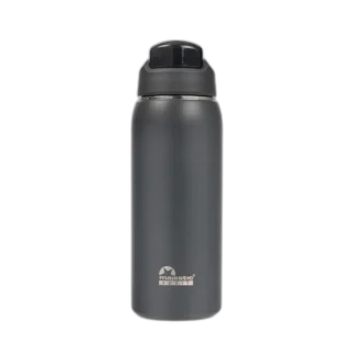 Metalowy termos Majestic Sport Delta o pojemności 750 ml w eleganckim, szarym kolorze. Posiada matowe wykończenie oraz zakręcane wieczko z przezroczystą pokrywką, która zapewnia szczelność. Na dolnej części znajduje się logo marki "Majestic Sport". Idealny wybór dla osób aktywnych, ceniących funkcjonalność i nowoczesny design.