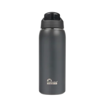 Metalowy termos Majestic Sport Delta o pojemności 750 ml w eleganckim, szarym kolorze. Posiada matowe wykończenie oraz zakręcane wieczko z przezroczystą pokrywką, która zapewnia szczelność. Na dolnej części znajduje się logo marki "Majestic Sport". Idealny wybór dla osób aktywnych, ceniących funkcjonalność i nowoczesny design.