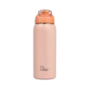 Metalowy termos Majestic Sport Delta o pojemności 750 ml w kolorze różowym. Wyposażony w zakręcane wieczko z przezroczystą pokrywką, która zapewnia szczelność. Na dolnej części widnieje logo marki "Majestic Sport". Produkt ma elegancki, minimalistyczny design i matowe wykończenie, idealne na co dzień i do aktywności sportowych.