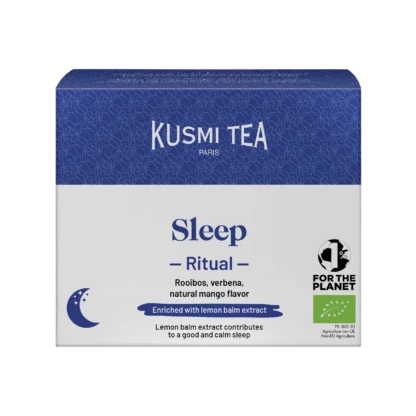 Opakowanie herbaty Kusmi Tea Sleep Ritual. Niebiesko-biała kolorystyka z widocznym logo Kusmi Tea Paris. Zawiera rooibos, werbenę oraz naturalny aromat mango, wzbogacone ekstraktem z melisy. Produkt ekologiczny z certyfikatem organicznym, wspierający spokojny sen. Widoczny symbol „1% for the planet.”