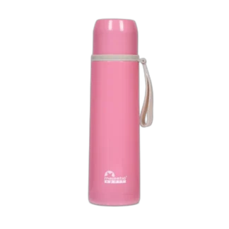 Różowy termos Majestic Sport Izalco o pojemności 500 ml, wyróżniający się eleganckim i smukłym designem. Posiada praktyczny pasek w jasnym kolorze, który ułatwia noszenie. Zakręcane wieczko zapewnia szczelność i wygodę użytkowania. Logo "Majestic Sport" znajduje się na dolnej części termosu, podkreślając jego markowy charakter. Idealny do przechowywania ciepłych napojów w podróży lub na co dzień.