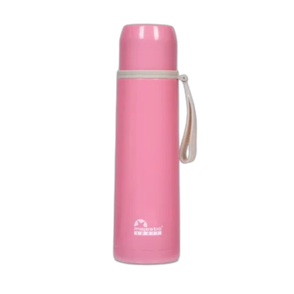 Różowy termos Majestic Sport Izalco o pojemności 500 ml, wyróżniający się eleganckim i smukłym designem. Posiada praktyczny pasek w jasnym kolorze, który ułatwia noszenie. Zakręcane wieczko zapewnia szczelność i wygodę użytkowania. Logo "Majestic Sport" znajduje się na dolnej części termosu, podkreślając jego markowy charakter. Idealny do przechowywania ciepłych napojów w podróży lub na co dzień.
