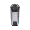 Shaker Majestic Sport Shaky o pojemności 400 ml w eleganckim szarym kolorze. Wykonany z wytrzymałego tworzywa, wyposażony w miarkę do precyzyjnego odmierzania płynów. Posiada szczelne wieczko oraz wygodny mechanizm zamykania. Wewnątrz znajduje się mieszadełko ułatwiające przygotowanie napojów proteinowych czy koktajli. Logo "Majestic Sport" i certyfikat ekologiczny umieszczone na powierzchni produktu podkreślają jakość i dbałość o środowisko.