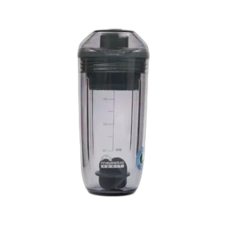 Shaker Majestic Sport Shaky o pojemności 400 ml w eleganckim szarym kolorze. Wykonany z wytrzymałego tworzywa, wyposażony w miarkę do precyzyjnego odmierzania płynów. Posiada szczelne wieczko oraz wygodny mechanizm zamykania. Wewnątrz znajduje się mieszadełko ułatwiające przygotowanie napojów proteinowych czy koktajli. Logo "Majestic Sport" i certyfikat ekologiczny umieszczone na powierzchni produktu podkreślają jakość i dbałość o środowisko.