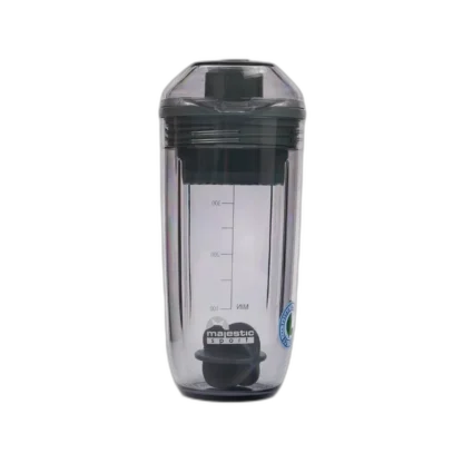 Shaker Majestic Sport Shaky o pojemności 400 ml w eleganckim szarym kolorze. Wykonany z wytrzymałego tworzywa, wyposażony w miarkę do precyzyjnego odmierzania płynów. Posiada szczelne wieczko oraz wygodny mechanizm zamykania. Wewnątrz znajduje się mieszadełko ułatwiające przygotowanie napojów proteinowych czy koktajli. Logo "Majestic Sport" i certyfikat ekologiczny umieszczone na powierzchni produktu podkreślają jakość i dbałość o środowisko.
