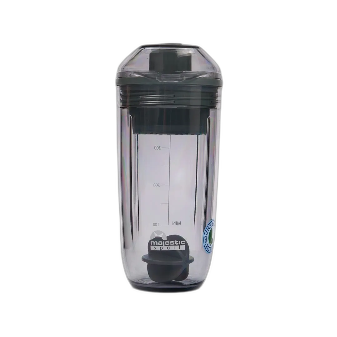 Shaker Majestic Sport Shaky o pojemności 400 ml w eleganckim szarym kolorze. Wykonany z wytrzymałego tworzywa, wyposażony w miarkę do precyzyjnego odmierzania płynów. Posiada szczelne wieczko oraz wygodny mechanizm zamykania. Wewnątrz znajduje się mieszadełko ułatwiające przygotowanie napojów proteinowych czy koktajli. Logo "Majestic Sport" i certyfikat ekologiczny umieszczone na powierzchni produktu podkreślają jakość i dbałość o środowisko.