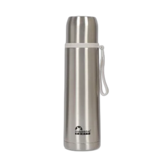 Termos Majestic Sport Izalco o pojemności 500 ml, wykonany z wysokiej jakości stali nierdzewnej. Klasyczny i elegancki design w srebrnym kolorze, idealny na każdą okazję. Wyposażony w praktyczny pasek w jasnym odcieniu dla łatwego przenoszenia. Zakręcane wieczko gwarantuje szczelność i utrzymanie odpowiedniej temperatury napojów. Logo "Majestic Sport" umieszczone na dolnej części termosu, podkreślające trwałość i renomę produktu.