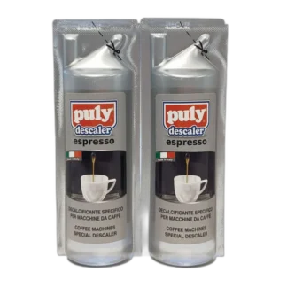 Zestaw dwóch opakowań płynu do odkamieniania Puly Descaler Espresso, każdy o pojemności 125 ml. Produkty w srebrnych butelkach z logo marki "Puly" na czerwono-niebieskim tle. Na opakowaniu widoczna jest grafika filiżanki z kawą oraz napis informujący o przeznaczeniu produktu do odkamieniania ekspresów do kawy. Produkt "Made in Italy", specjalistyczny odkamieniacz przeznaczony do profesjonalnych i domowych ekspresów do espresso.