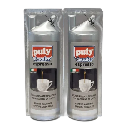 Zestaw dwóch opakowań płynu do odkamieniania Puly Descaler Espresso, każdy o pojemności 125 ml. Produkty w srebrnych butelkach z logo marki "Puly" na czerwono-niebieskim tle. Na opakowaniu widoczna jest grafika filiżanki z kawą oraz napis informujący o przeznaczeniu produktu do odkamieniania ekspresów do kawy. Produkt "Made in Italy", specjalistyczny odkamieniacz przeznaczony do profesjonalnych i domowych ekspresów do espresso.