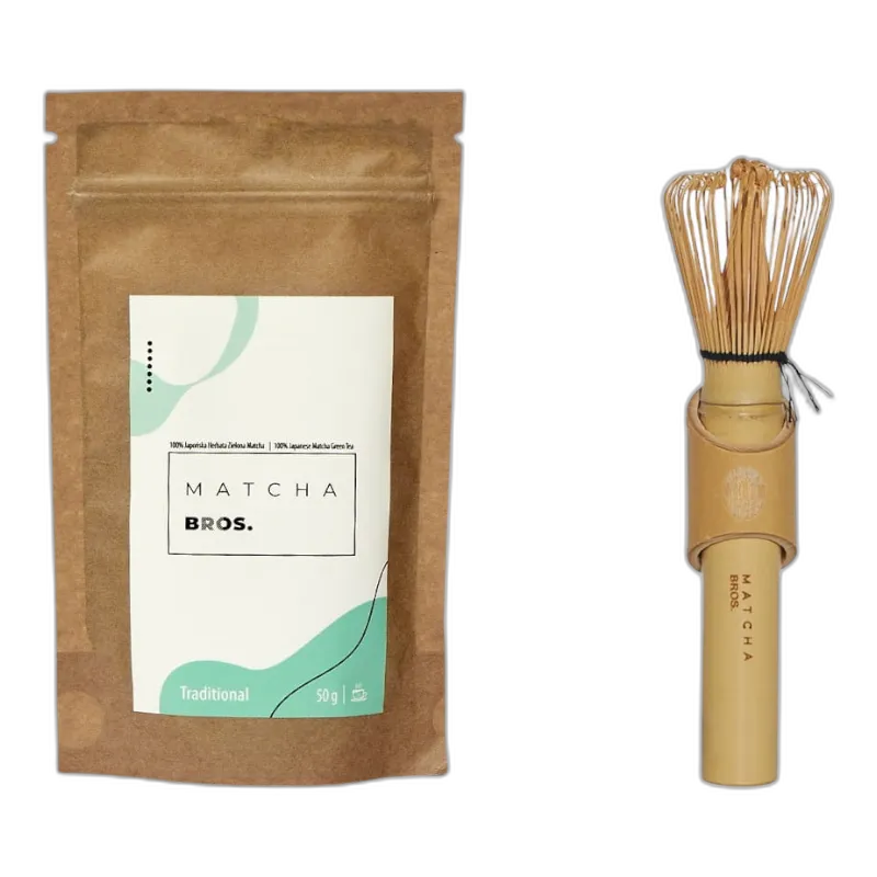Zestaw startowy do przygotowania tradycyjnej matchy od Matcha Bros. Zestaw zawiera: ekologiczne opakowanie herbaty matcha (50 g) w papierowej torebce oraz bambusową trzepaczkę chasen, niezbędną do spienienia napoju. Stylowy i funkcjonalny zestaw idealny zarówno dla początkujących, jak i miłośników herbaty matcha.