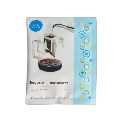 Opakowanie bezkofeinowej kawy Bagdrip z 100% arabiki zawiera pojedynczą saszetkę drip coffee do zaparzania bez użycia sprzętu. Na froncie znajduje się wizualizacja zaparzania kawy w kubku z filtrem zawieszanym, z hasłem „Zalej, zgraj i gotowe!” oraz niebieskimi akcentami graficznymi.
