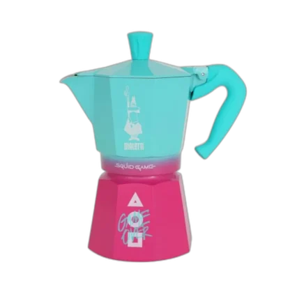 Limitowana edycja kawiarki Bialetti Moka Express w wersji 6 tz, inspirowana serialem Squid Game, z charakterystycznym turkusowo-różowym designem. Stylowe detale, logo Squid Game i napis „Game Over” nadają jej wyjątkowy charakter, łącząc pasję do kawy z kultową estetyką.