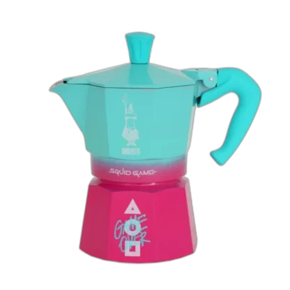 Limitowana edycja kawiarki Bialetti Moka Express inspirowana serialem Squid Game, w unikalnym połączeniu turkusowego i różowego koloru. Stylowe wzornictwo z charakterystycznymi symbolami i napisem "Game Over" sprawia, że jest to wyjątkowy gadżet dla miłośników kawy i kultowych produkcji.