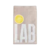 Opakowanie kawy speciality CoffeeLab Kolumbia Luis Marcelino Aji w minimalistycznym beżowym designie z dużym białym napisem "LAB". Wysokiej jakości ziarna pochodzące z Kolumbii charakteryzują się nutami pomarańczy, rodzynek i karmelowego likieru, tworząc wyjątkowy profil smakowy.
