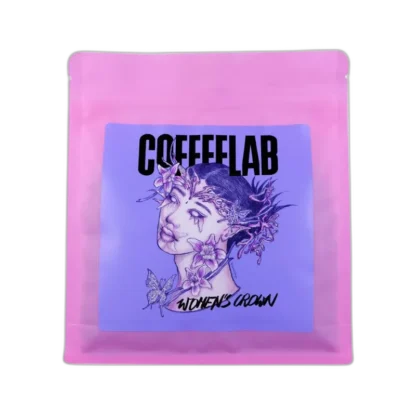 Opakowanie kawy speciality CoffeeLab Rwanda Women’s Crown w intensywnie różowym kolorze z fioletową etykietą ozdobioną ilustracją kobiecej twarzy oplecionej kwiatami. Ta unikalna kawa pochodzi z Rwandy i wyróżnia się bogatym, owocowym profilem smakowym, idealnym dla miłośników wyjątkowych doznań kawowych.