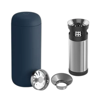 Fellow Carter Infuser Set Granatowy 473 ml – elegancki termos z zaparzaczem do kawy i herbaty w głębokim granatowym kolorze. Wykonany ze stali nierdzewnej, utrzymuje temperaturę napoju przez długi czas. Wyposażony w precyzyjny filtr, który umożliwia wygodne zaparzanie herbaty liściastej oraz alternatywne metody parzenia kawy. Doskonały wybór dla osób ceniących funkcjonalność i nowoczesny design.