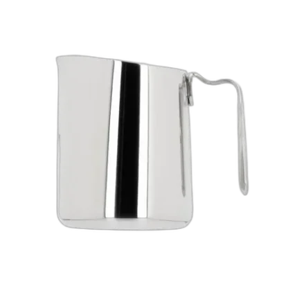Fellow Eddy Pitcher Srebrny 350 ml – wysokiej jakości stalowy dzbanek do spieniania mleka, idealny do latte art i przygotowywania kaw mlecznych. Wyposażony w ergonomiczny uchwyt oraz precyzyjnie wyprofilowany dzióbek ułatwiający kontrolę nad strumieniem mleka. Stylowy, lustrzany połysk i solidna konstrukcja sprawiają, że jest to doskonały wybór dla baristów oraz miłośników kawy.