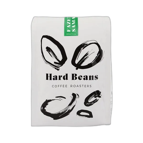 Białe opakowanie kawy Hard Beans Brazylia Samambaia Yellow Bourbon 500 g z czarnymi ilustracjami ziaren i zieloną etykietą, dostępne w sklepie z kawą specialty