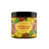 Słoiczek czarnej herbaty aromatyzowanej Hard Beans Tropikalne Ukojenie 50 g. Żółta etykieta ozdobiona ilustracjami ananasa, papai, kwiatów i liści tropikalnych, z napisem „Herbata Premium – Tropikalne Ukojenie – Hard Beans”.