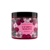 Słoiczek czarnej herbaty Hard Beans Czarna Malina 50 g. Etykieta w różowo-malinowych odcieniach z ilustracjami malin, kwiatów i zielonych liści, napisem „Herbata Premium – Czarna Malina – Hard Beans”.