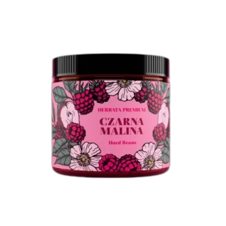 Słoiczek czarnej herbaty Hard Beans Czarna Malina 50 g. Etykieta w różowo-malinowych odcieniach z ilustracjami malin, kwiatów i zielonych liści, napisem „Herbata Premium – Czarna Malina – Hard Beans”.