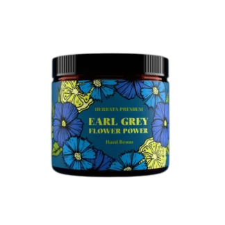 Kolorowy słoiczek herbaty Earl Grey Flower Power od Hard Beans o pojemności 50 g. Etykieta w odcieniach niebieskiego i żółtego z kwiatowym motywem i napisem „Herbata Premium – Earl Grey Flower Power – Hard Beans”.