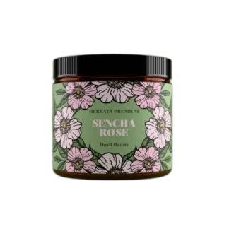 Szklany słoik herbaty zielonej Hard Beans „Sencha Rose” o pojemności 50 g. Zielona etykieta ozdobiona ilustracjami jasnoróżowych kwiatów i liści. W centralnej części widoczny napis „Herbata Premium – Sencha Rose – Hard Beans”.