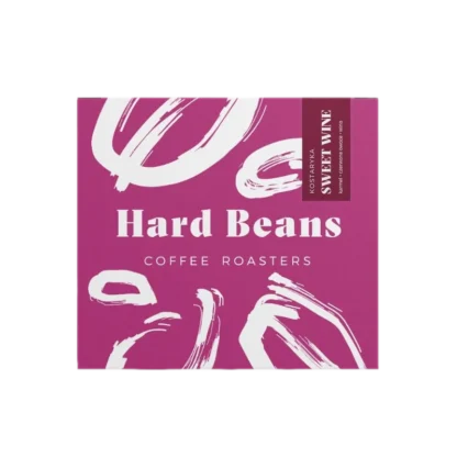 Różowe opakowanie kawy ziarnistej Hard Beans Kostaryka Sweet Wine 250 g z białym logo, artystycznymi pociągnięciami pędzla i pionowym paskiem z nazwą kawy. Idealna do metod przelewowych.