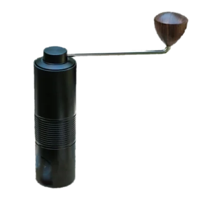 Elegancki ręczny młynek do kawy Hario Kabuto w matowej czerni, wykonany z wysokiej jakości materiałów, z ergonomicznym drewnianym uchwytem. Minimalistyczny design i precyzyjne żarna gwarantują równomierne mielenie ziaren, idealne do metod alternatywnych i espresso.