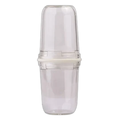 Przezroczysty shaker do mleka Hario Latte Shaker o pojemności 70 ml z białą uszczelką, umożliwiający szybkie i łatwe spienianie mleka bez użycia prądu. Kompaktowy design sprawia, że jest idealnym akcesorium do przygotowywania kaw mlecznych w domu lub w podróży.