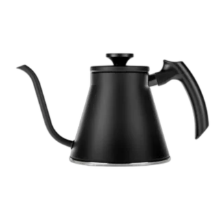 Stylowy czarny czajnik Hario V60 Drip Kettle Fit z precyzyjną wylewką typu „gooseneck”, idealny do metod przelewowych. Ergonomiczny uchwyt i wyważona konstrukcja zapewniają pełną kontrolę nad strumieniem wody, co ułatwia precyzyjne parzenie kawy.