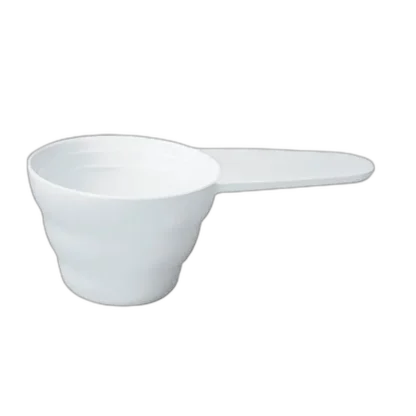 Stylowa miarka do kawy Hario V60 w białym kolorze, zaprojektowana z myślą o precyzyjnym odmierzaniu porcji do drippera. Ergonomiczny kształt i wysokiej jakości materiał gwarantują wygodę użytkowania i doskonałe proporcje do parzenia kawy metodami alternatywnymi.
