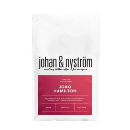 Johan & Nyström Brazylia João Hamilton – kawa speciality z regionu Mogiana w Brazylii. Naturalnie przetworzona odmiana Red Catuai oferuje elegancki i gładki smak z nutami czerwonych owoców, pestkowców oraz kremowym, mleczno-czekoladowym finiszem. Doskonała propozycja dla miłośników zbalansowanej i łagodnej kawy.