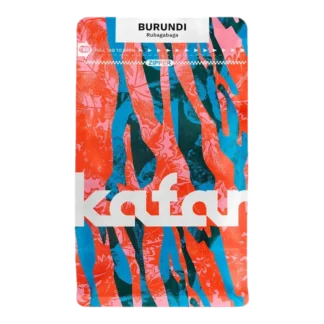 Opakowanie kawy Kafar Burundi Rubagabaga 250g – wysokiej jakości kawa specialty z Burundi o intensywnych owocowych nutach, idealna do alternatywnych metod parzenia. Charakteryzuje się złożonym profilem smakowym z wyczuwalną słodyczą i lekką kwasowością.