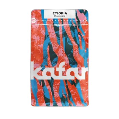 Opakowanie kawy ziarnistej Kafar Etiopia Shantawana 250 g wyróżnia się intensywną grafiką w czerwono-niebieskiej kolorystyce z wyraźnym logotypem marki. Produkt pochodzi z Etiopii, ma naturalny profil obróbki i dedykowany jest do metod przelewowych, oferując owocowy, złożony bukiet smakowy.