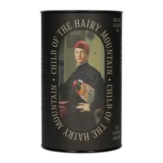 Cylindryczna puszka herbaty czarnej Leaf Liturgy o nazwie „Child of the Hairy Mountain” (Keemun). Opakowanie ozdobione stylizowaną grafiką postaci trzymającej deskorolkę, inspirowaną klasycznym malarstwem z nowoczesnym twistem. Etykieta utrzymana w czarnej kolorystyce z białym napisem, podkreślająca charakter kolekcji. Waga: 60 g, herbata organiczna.