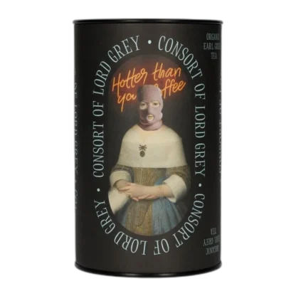 Puszka herbaty czarnej Leaf Liturgy „Consort of Lord Grey” o smaku Earl Grey. Czarne cylindryczne opakowanie ozdobione artystyczną ilustracją kobiety w renesansowym stroju z nowoczesnym dodatkiem – kominiarką, pod neonowym napisem „Hotter than your coffee”. Napis w stylu retro i awangardowy design przyciągają uwagę. Waga: 60 g, herbata organiczna.