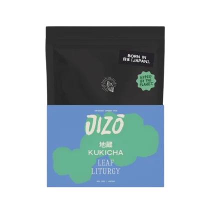 Herbata zielona Leaf Liturgy Jizō Kukicha zapakowana jest w kontrastowe czarno-niebieskie opakowanie typu doypack z grafiką inspirowaną japońskim minimalizmem. To organiczna kukicha, zawierająca łodyżki i liście herbaciane, dająca łagodny napar o niskiej zawartości kofeiny i świeżym aromacie.
