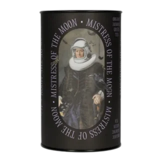 Puszka herbaty zielonej Leaf Liturgy „Mistress of the Moon” o smaku jaśminowym. Czarne opakowanie w kształcie cylindra ozdobione surrealistyczną grafiką kobiety w renesansowym stroju i hełmie astronauty, z krukiem siedzącym na ręce i unoszącymi się wokół motylami. Herbata organiczna, waga 60 g.