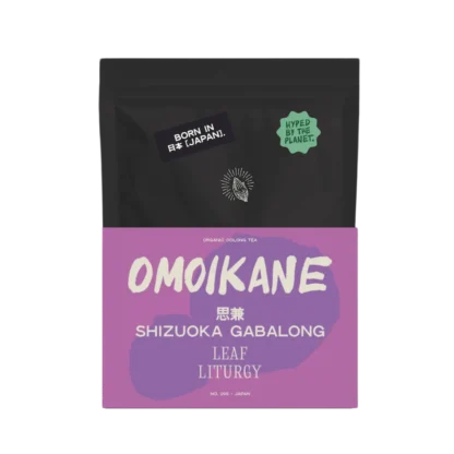 Herbata oolong Leaf Liturgy Omoikane Gabalong ze Shizuoki w Japonii zapakowana jest w nowoczesną, czarno-fioletową torebkę typu doypack z artystycznym brandingiem. To organiczny gabalong o zwiększonej zawartości GABA, oferujący głęboki, lekko orzechowy smak wspierający relaks i koncentrację.