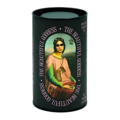 Herbata oolong Leaf Liturgy The Beautiful Goddess zapakowana jest w designerską tubę z nowoczesną grafiką inspirowaną Moną Lisą i pastelową typografią. To organiczny oolong o łagodnym smaku i wyważonym aromacie, idealny dla osób poszukujących nietuzinkowych herbacianych doznań.