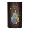 Herbata czarna Assam Leaf Liturgy The Garden Mother w nietuzinkowej tubie z barokową ilustracją kobiety żującej gumę i ozdobionej kwiatami. Produkt zawiera organiczny liściasty Assam o głębokim, wyrazistym smaku, zamknięty w opakowaniu przyciągającym uwagę nowoczesnym designem.
