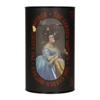 Herbata czarna Assam Leaf Liturgy The Garden Mother w nietuzinkowej tubie z barokową ilustracją kobiety żującej gumę i ozdobionej kwiatami. Produkt zawiera organiczny liściasty Assam o głębokim, wyrazistym smaku, zamknięty w opakowaniu przyciągającym uwagę nowoczesnym designem.
