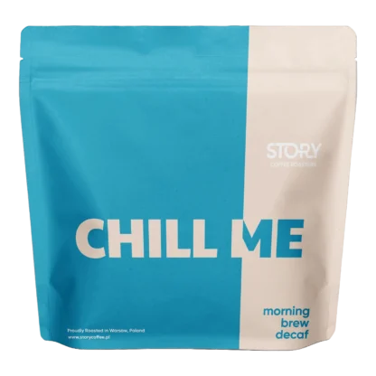 Opakowanie kawy bezkofeinowej Chill Me od Story Coffee Roasters, wypalanej w Warszawie, w nowoczesnym, minimalistycznym designie z niebiesko-kremową kolorystyką. Ta wysokiej jakości mieszanka dedykowana porannemu parzeniu oferuje łagodny smak i aromat, idealny dla miłośników delikatnej kawy.